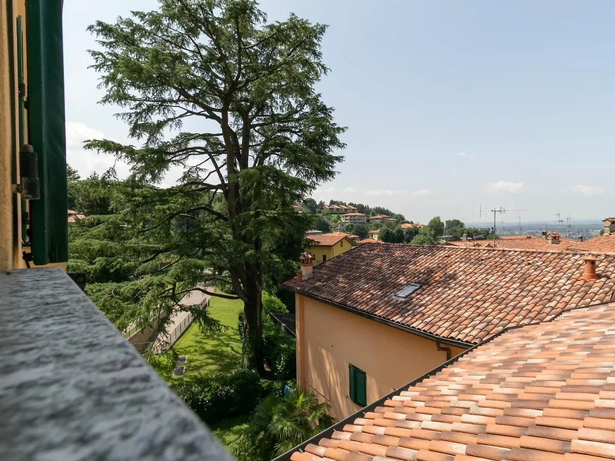 Apartment Mamma Ciccia Holiday Home - Cozy Attic Galbiate