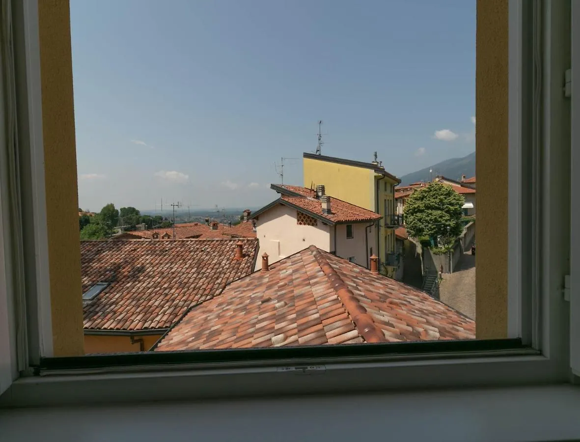 Apartment Mamma Ciccia Holiday Home - Cozy Attic Galbiate